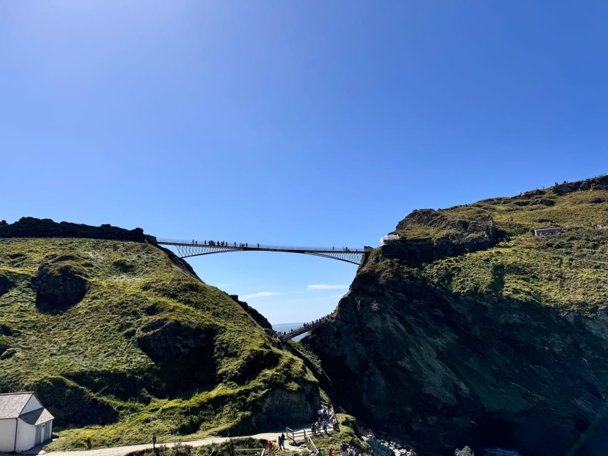 El puente peatonal hacia la isla de Tintagel, dos tramos de acero que se encuentran sobre un profundo abismo de roca frente al mar
