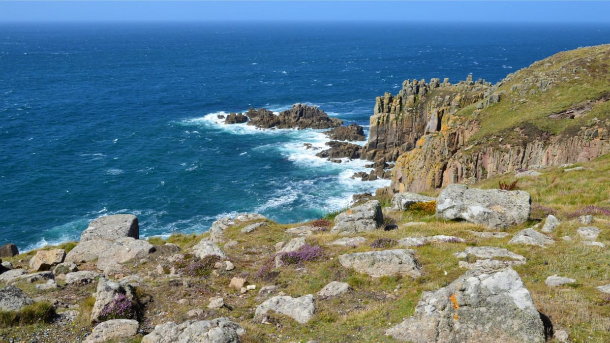 El pub Tinners Arms en Zennor, exterior de piedra con el páramo elevándose detrás en un día gris