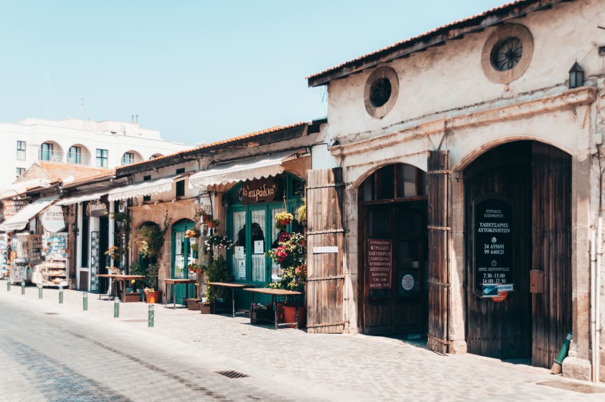La zona tampón de Nicosia, edificios cubiertos de vegetación atrapados entre dos mundos en el tiempo congelado