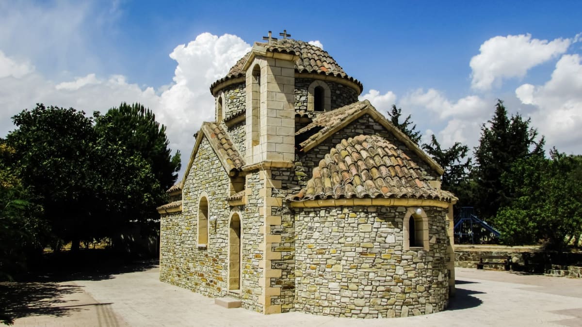 Intérieur du monastère Timios Stavros à Omodos, icônes dorées et fresques byzantines dans l'église éclairée aux bougies, fumée d'encens dérivant