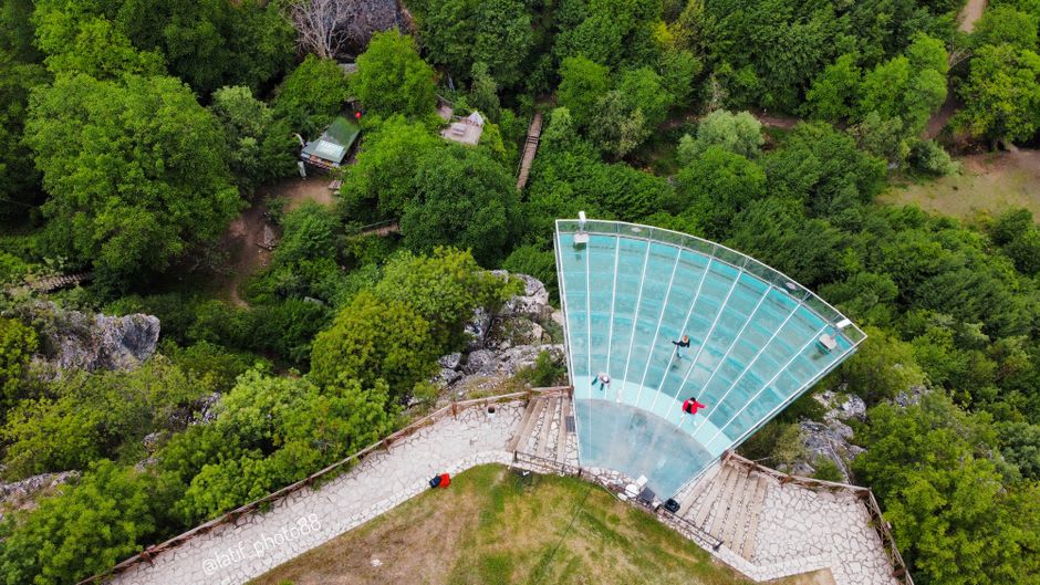 La pasarela de cristal de Biokovo sobresaliendo del borde del acantilado sobre Makarska