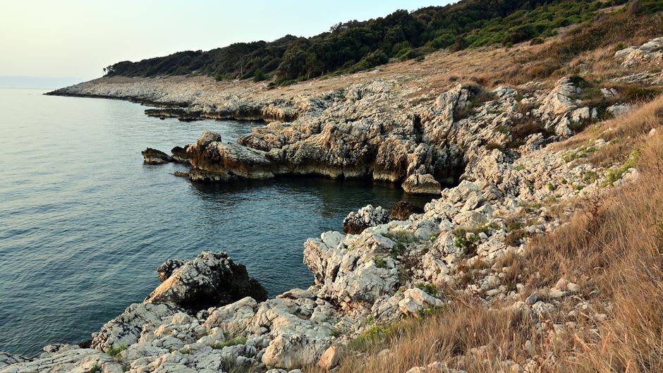 Acantilados escarpados de piedra caliza conocidos como "coronas" cayendo hacia el mar en la isla de Kornat