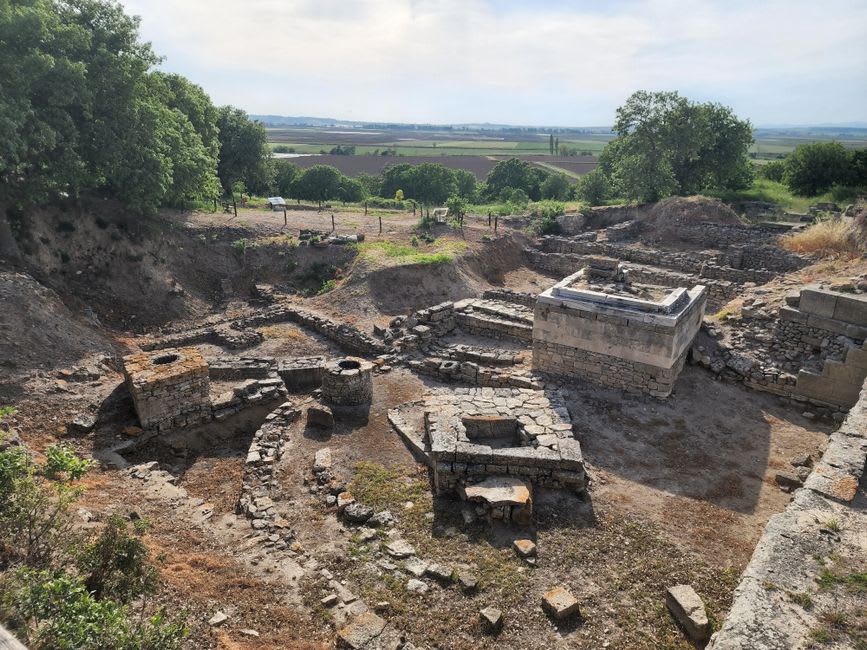 Les vestiges érodés du mur de l'ancienne cité à Bab edh-Dhra, brique crue et gravats de pierre éparpillés sur le bas tertre désertique