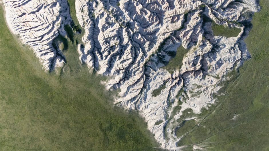 Des badlands de marne érodée sur la péninsule de Lisan, crêtes et ravins pâles sculptés par d'anciennes crues éclair