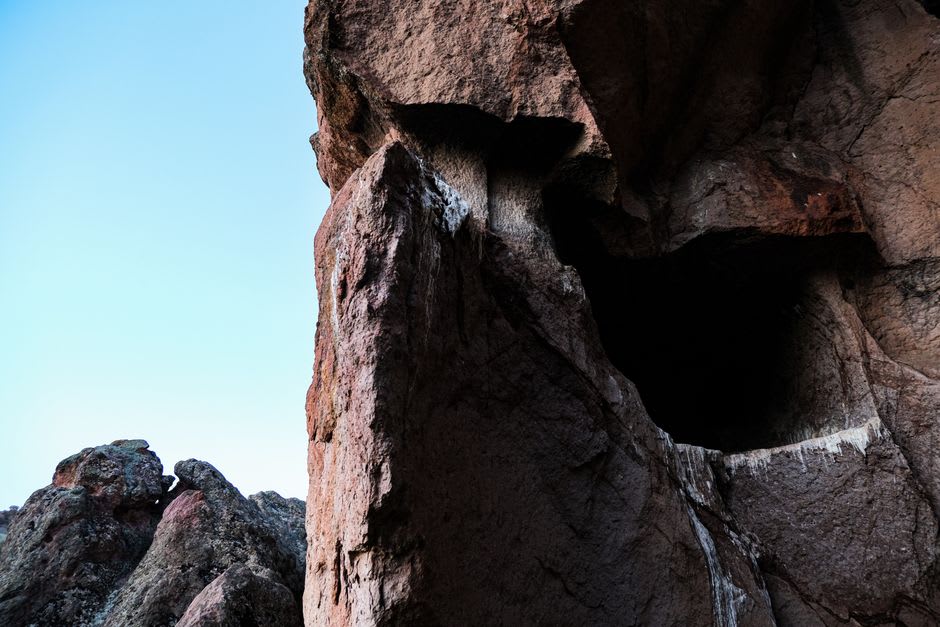Una pequeña cueva eremita tallada en la pared del acantilado sobre el Nahal Dragot, con restos de antiguos escalones de piedra subiendo hacia ella