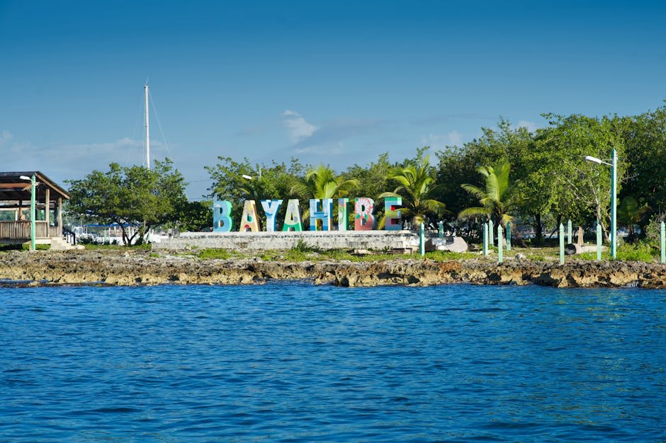 Isla tropical con arena blanca y agua turquesa