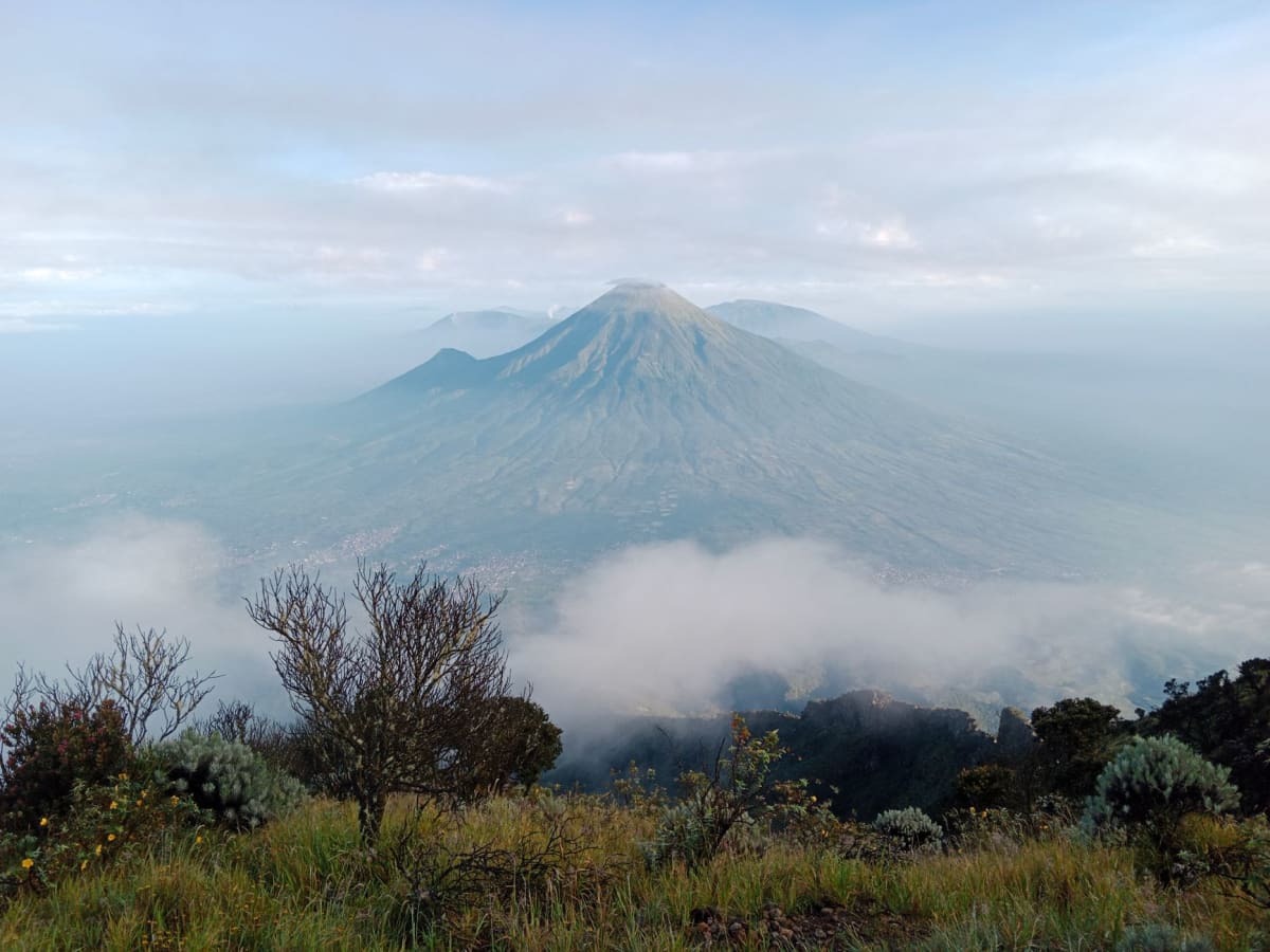Los refugios de la cumbre en el borde del Nyiragongo con el cráter brillando al fondo