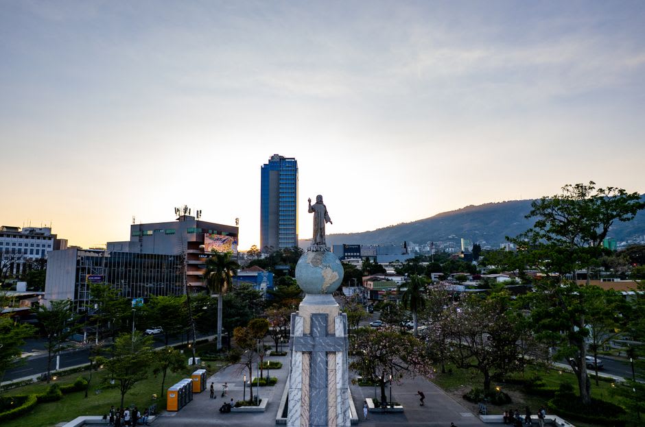 La ligne jaune marquant l'équateur peinte à travers la place du monument de Mitad del Mundo