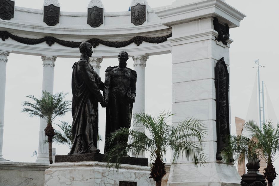 Le pavillon français et les bâtiments de style colonial environnants du complexe Ciudad Mitad del Mundo