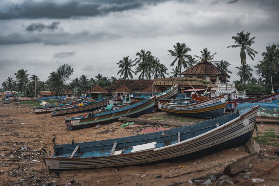 Le front de mer animé et le marché aux poissons de Puerto Lopez tôt le matin
