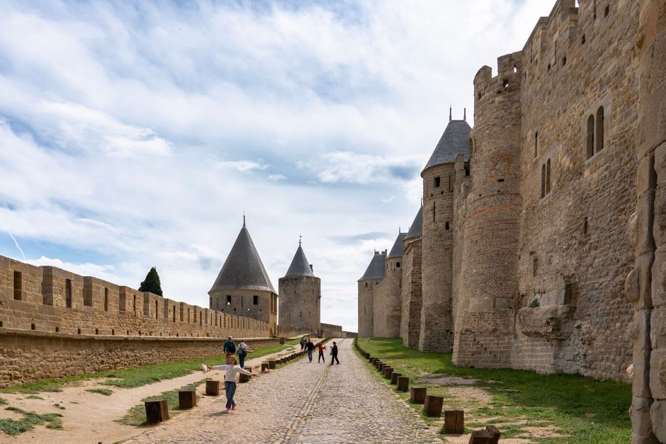 Des rues pavées médiévales et des remparts de pierre dans la vieille ville fortifiée de Conflans au-dessus d'Albertville