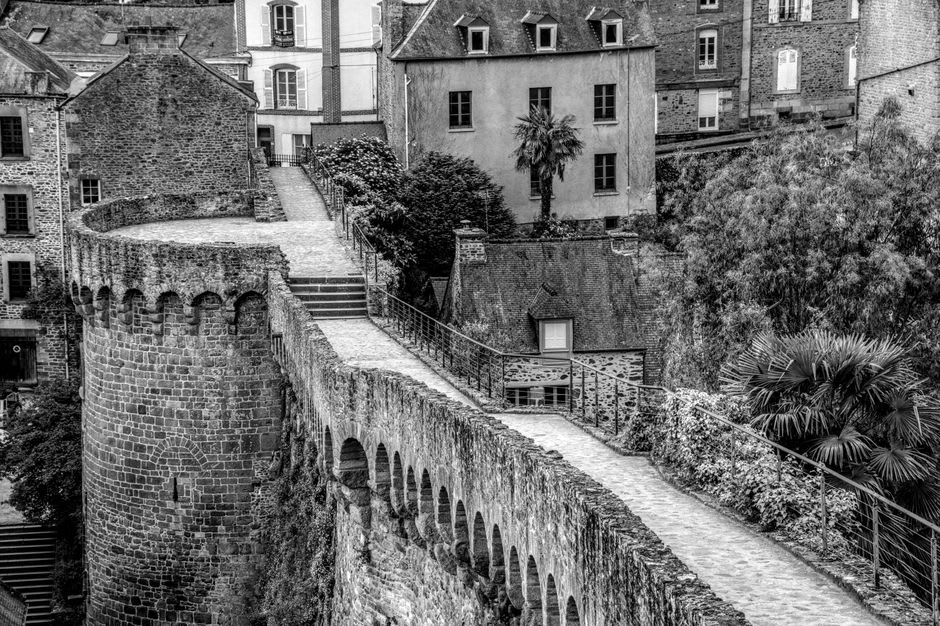 Le sentier arboré au sommet des remparts médiévaux de Beaune surplombant la vieille ville