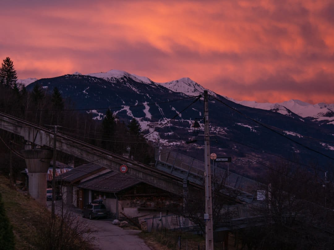 Un bobsleigh négociant un virage relevé sur la piste olympique de bobsleigh, luge et skeleton près de Bourg-Saint-Maurice