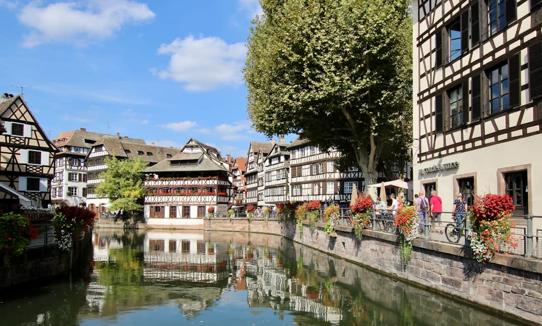 La maison où est né Louis Pasteur, sa façade de pierre se reflétant dans le Canal des Tanneurs