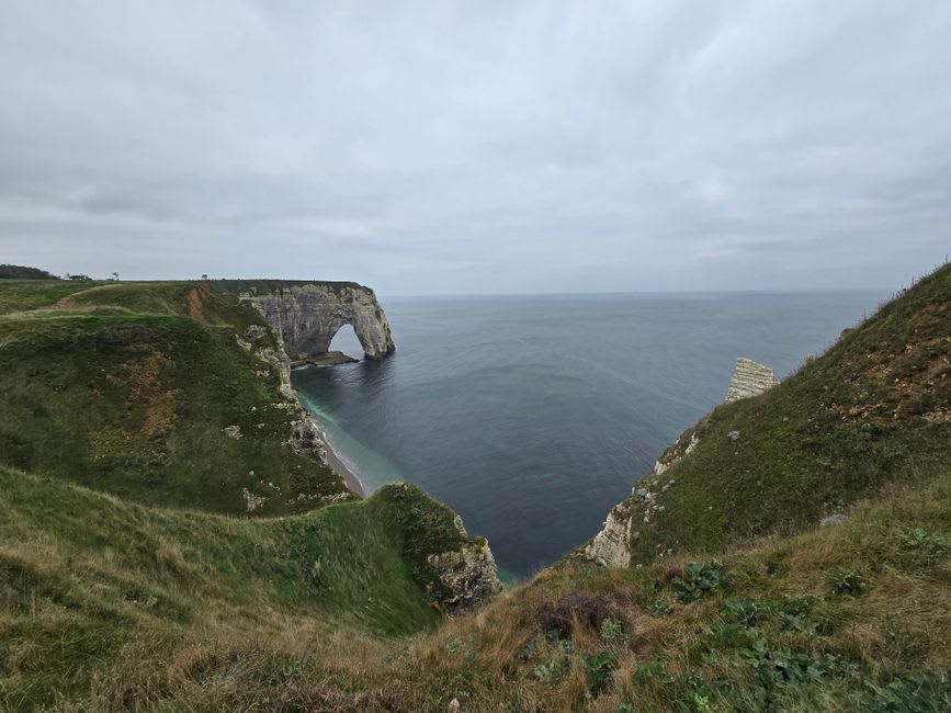 L'arche naturelle de craie de la Falaise d'Aval à Étretat avec l'Aiguille, ce pilier rocheux indépendant se dressant depuis la mer