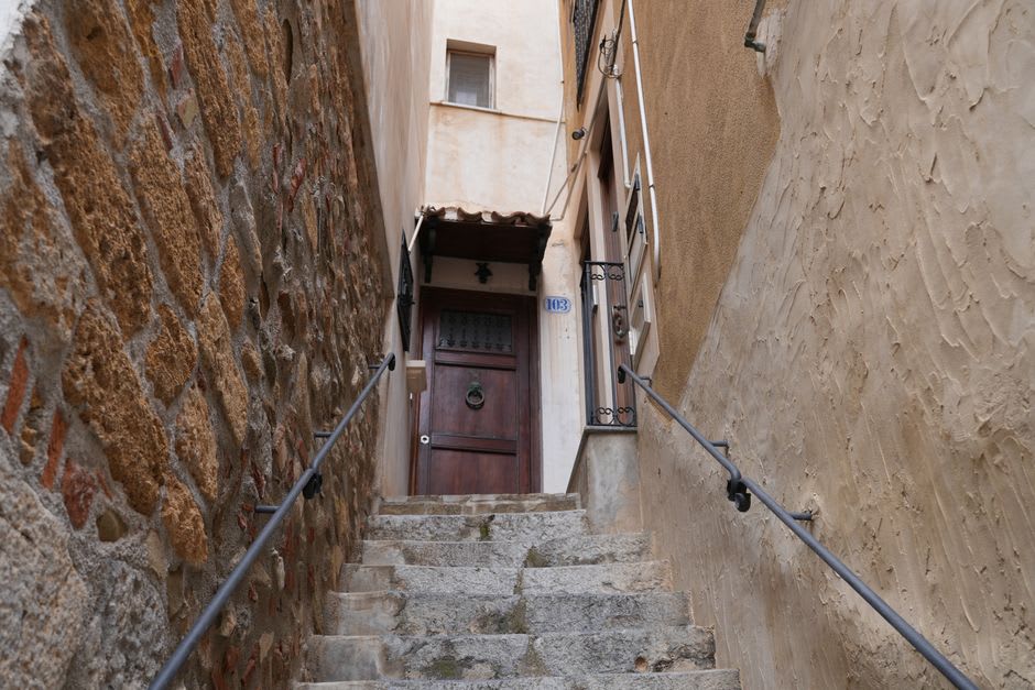 Une ruelle étroite et couverte en pierre grimpant à travers le village médiéval fortifié d'Èze