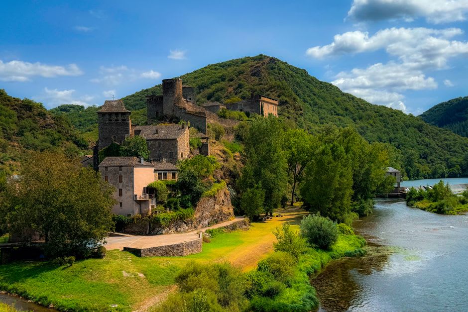 Le donjon en pierre et les remparts du Château Guillaume-le-Conquérant sur son éperon rocheux dominant Falaise