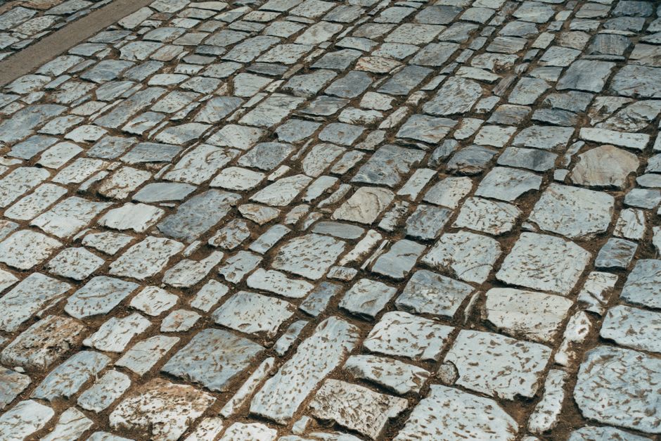 La reproduction en granit de la pierre de Rosette incrustée dans le pavage de la Place des Écritures à Figeac
