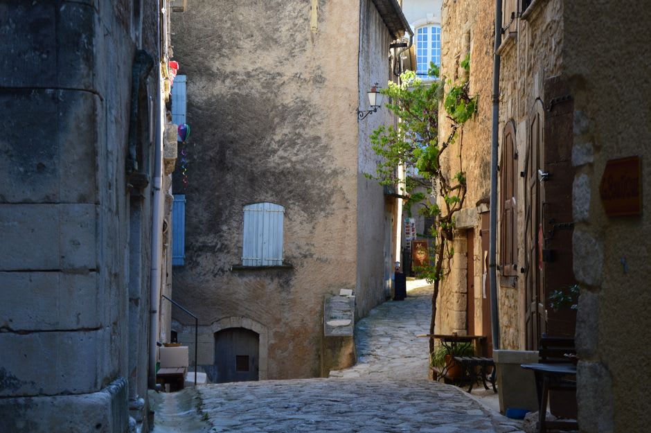 Une ruelle pavée étroite à Flavigny-sur-Ozerain bordée de façades médiévales utilisées dans le film Chocolat