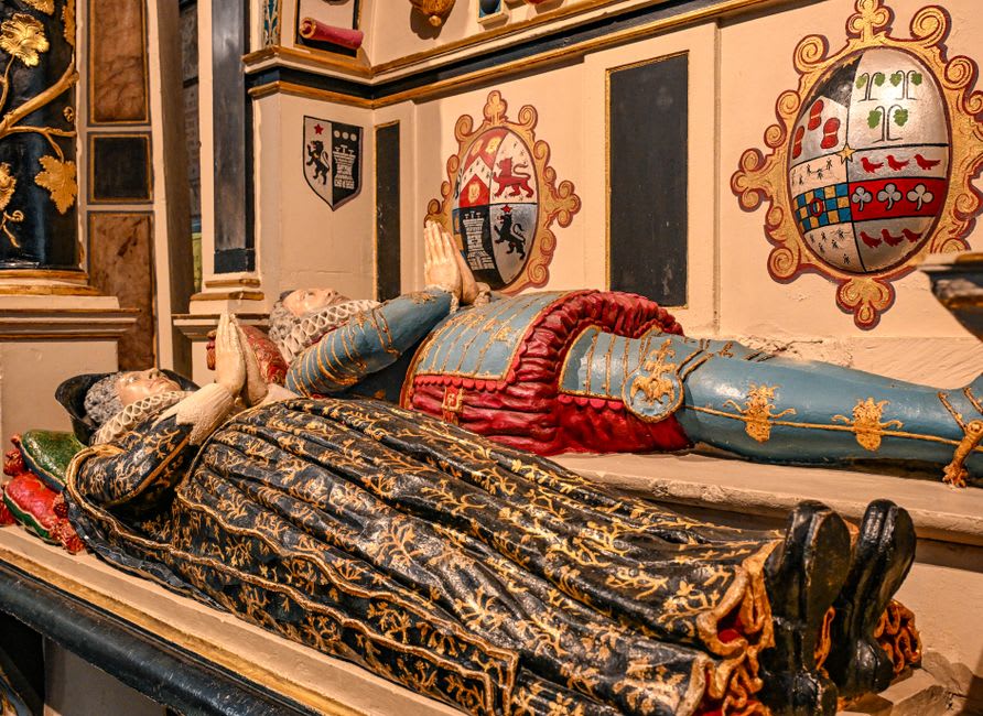 La simple dalle funéraire noire de Dom Pérignon dans l'église de l'abbaye de Hautvillers