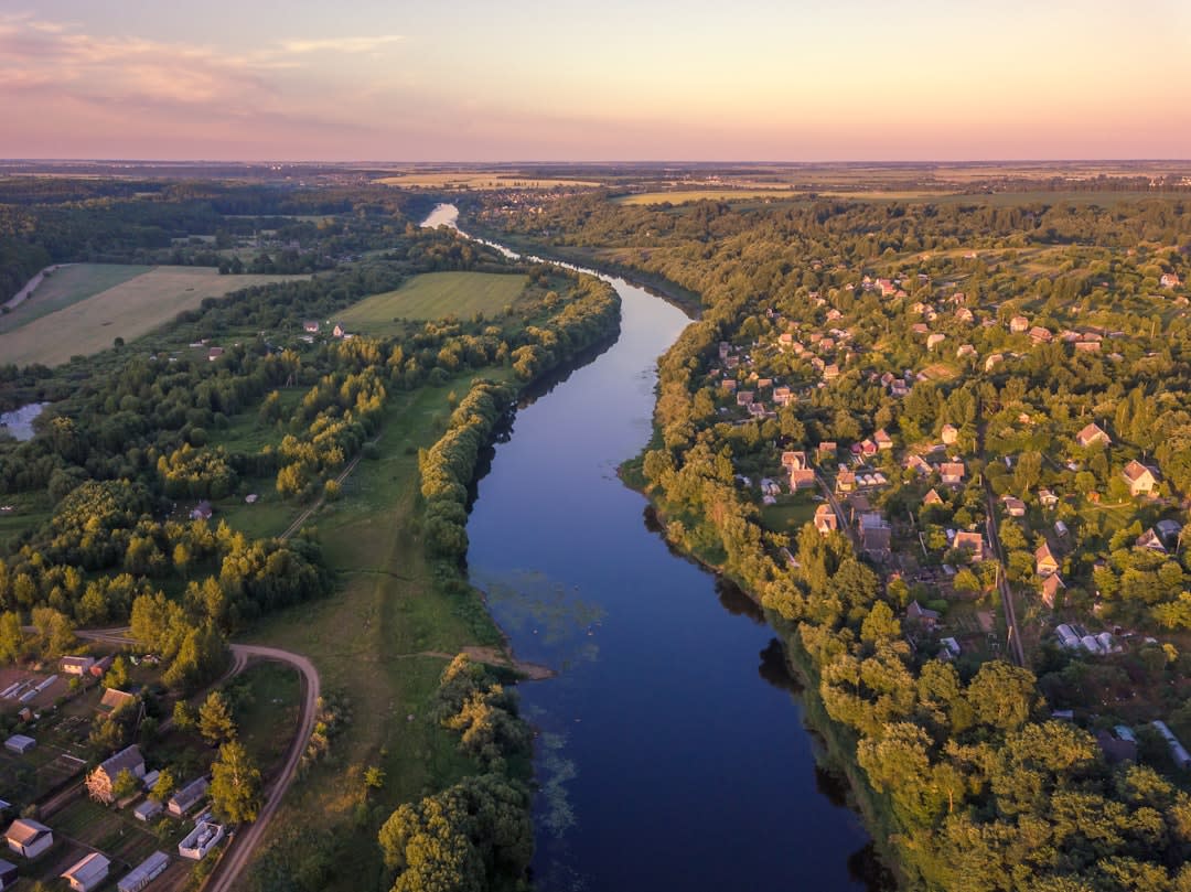 Un canoë sur la Dordogne calme devant le village escarpé de La Roque-Gageac à l'heure dorée