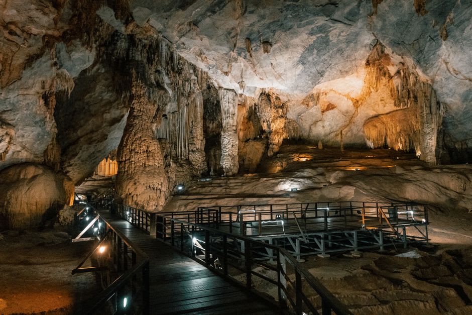 Un passage de grotte calcaire dans la vallée de la Vézère près des Eyzies, avec de pâles formations de stalactites accrochant la lumière
