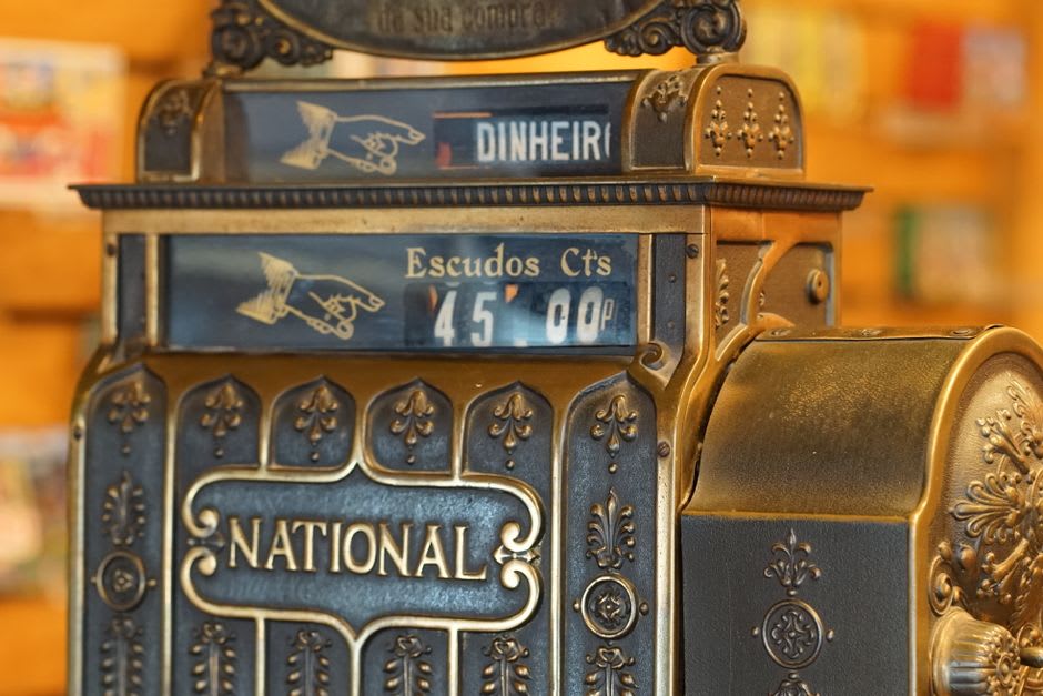 Une boîte à musique ancienne et ouvragée, avec des figurines peintes et des mécanismes en laiton, exposée dans le Musée de la Musique Mécanique