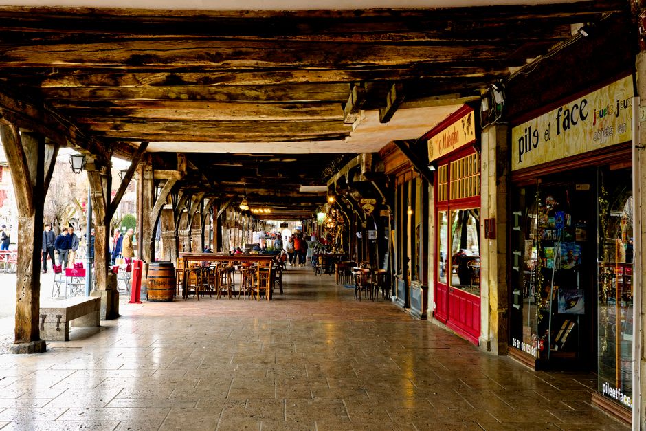 Les arcades de pierre couvertes du XIIIe siècle des Arcades le long de la rue commerçante principale de Lons-le-Saunier