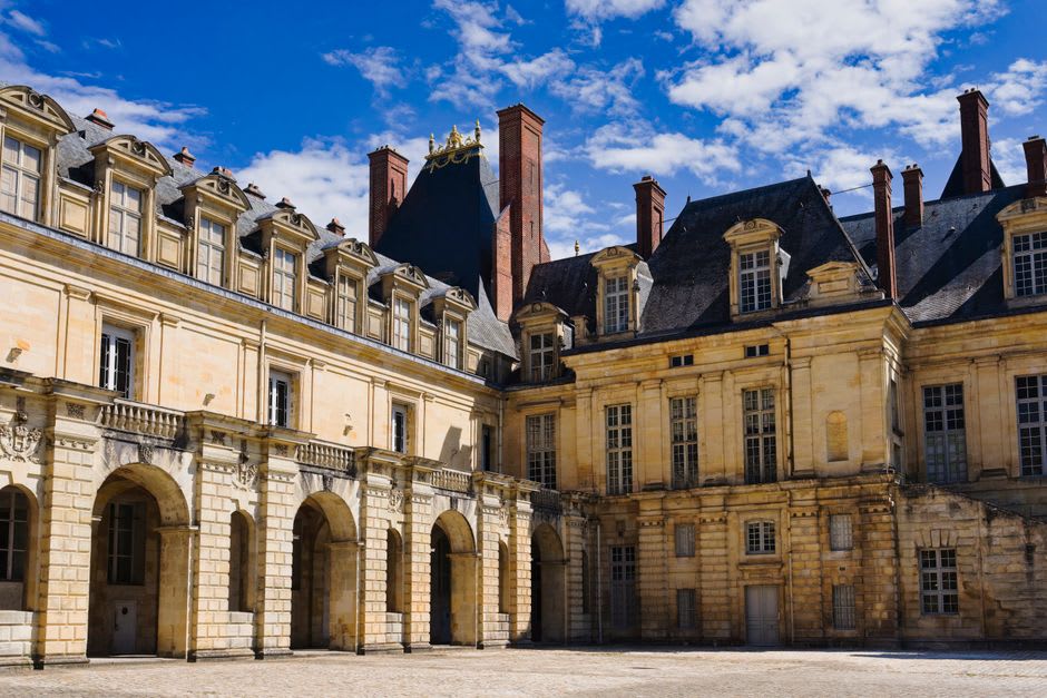 La cúpula reconstruida y el patio del Château de Lunéville tras décadas de restauración