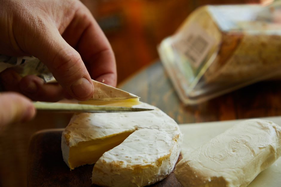 Ruedas de queso Brie de Meaux expuestas en un puesto del mercado de Meaux
