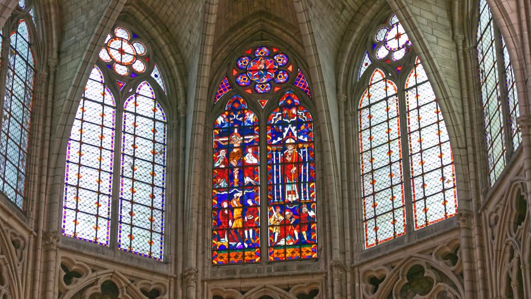 Las torres góticas asimétricas de la Cathédrale Saint-Étienne alzándose sobre los tejados de Meaux