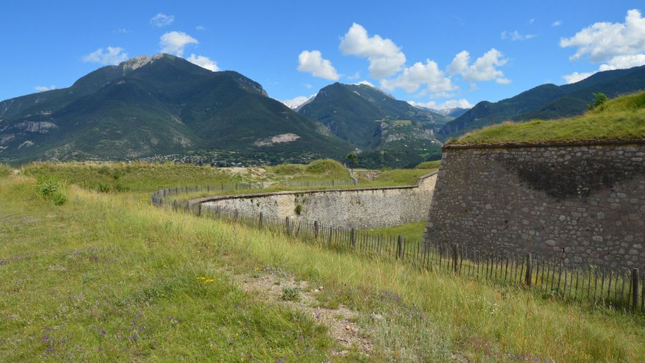 Remparts de pierre et emplacements d'artillerie du Fort du Replaton dominant la vallée de la Maurienne en direction de la frontière italienne
