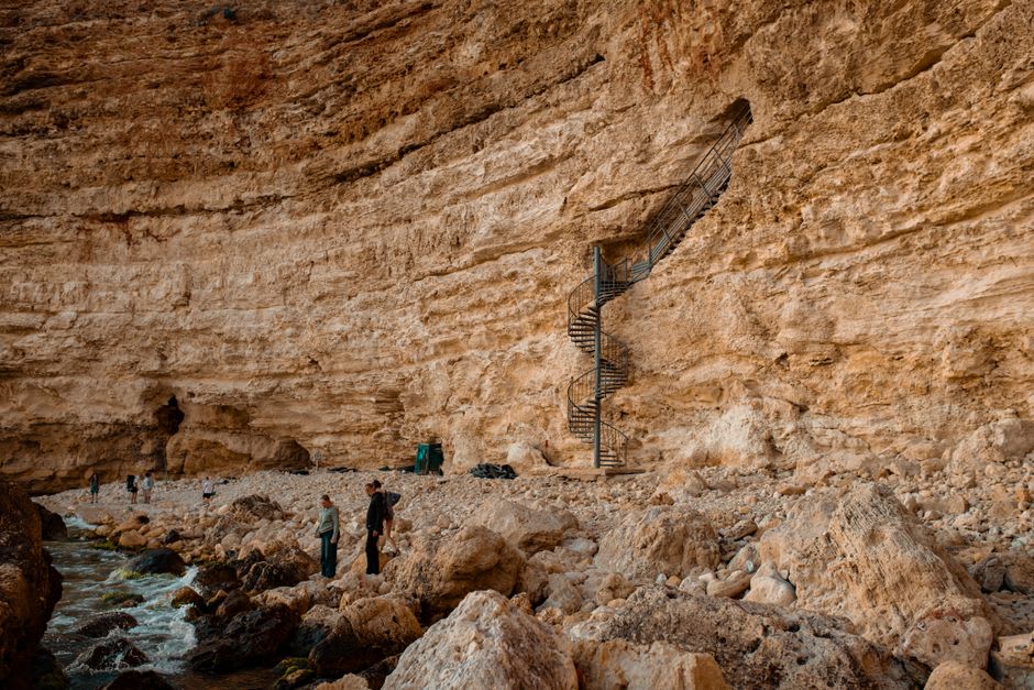 Peregrinos subiendo la empinada escalinata de piedra del Grand Escalier por la pared del acantilado hacia las capillas del santuario de Rocamadour