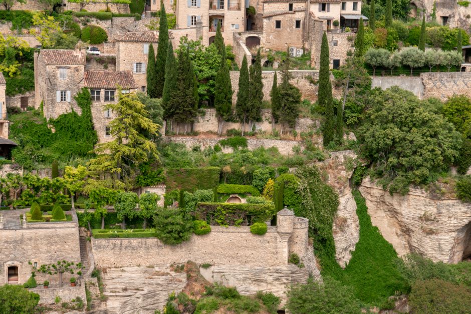El boscoso desfiladero del Alzou visto desde la terraza del château en lo alto de Rocamadour, con el pueblo del acantilado visible abajo