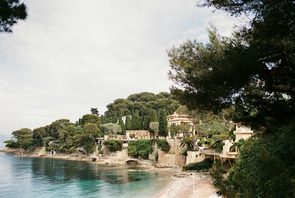 La façade rose Belle Époque et les jardins à la française de la Villa Ephrussi de Rothschild au Cap Ferrat