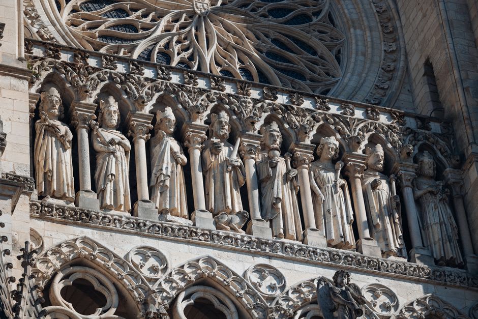 La façade gothique rapiécée de la Collégiale Notre-Dame à Semur-en-Auxois avec son portail sud sculpté