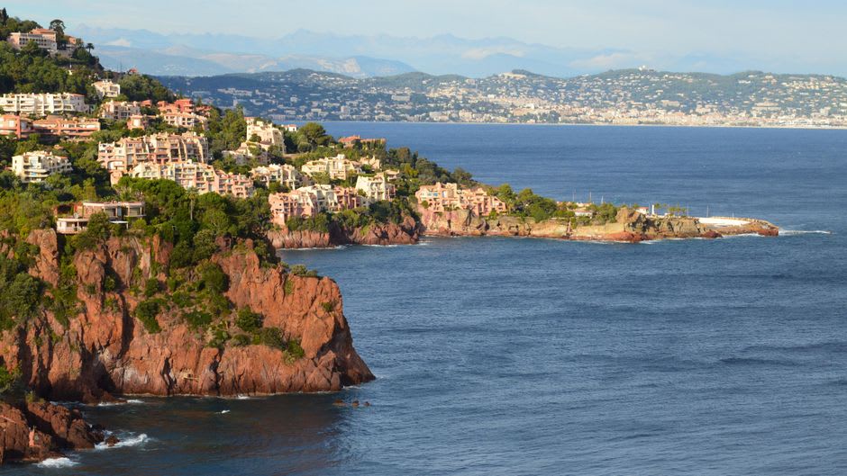 La route sinueuse de la corniche d'or longeant des falaises rouges au-dessus de la Méditerranée près de Théoule-sur-Mer
