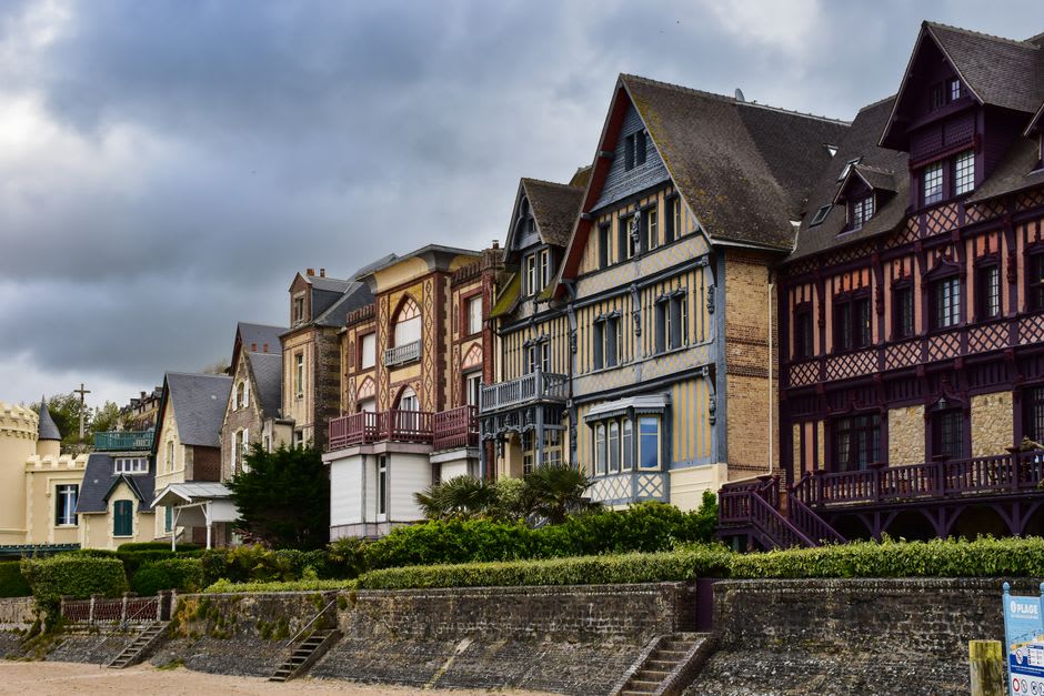 La promenade en planches de bois de Trouville-sur-Mer bordée de villas colorées du XIXe siècle face à la mer