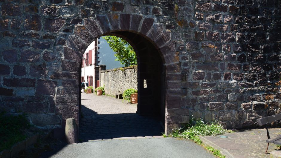 L'une des portes médiévales de pierre dans les remparts de la vieille ville de Turckheim, marquant toujours l'entrée d'origine du village