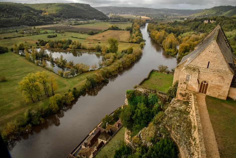 La vue depuis la tour de César en ruine à Turenne s'étendant sur la campagne de Corrèze et de Dordogne