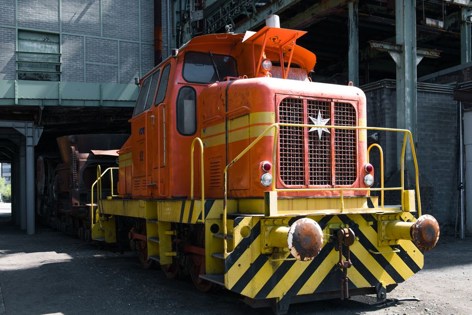 Tren de mineral de manganeso avanzando por el campo de Franceville en la línea SETRAG