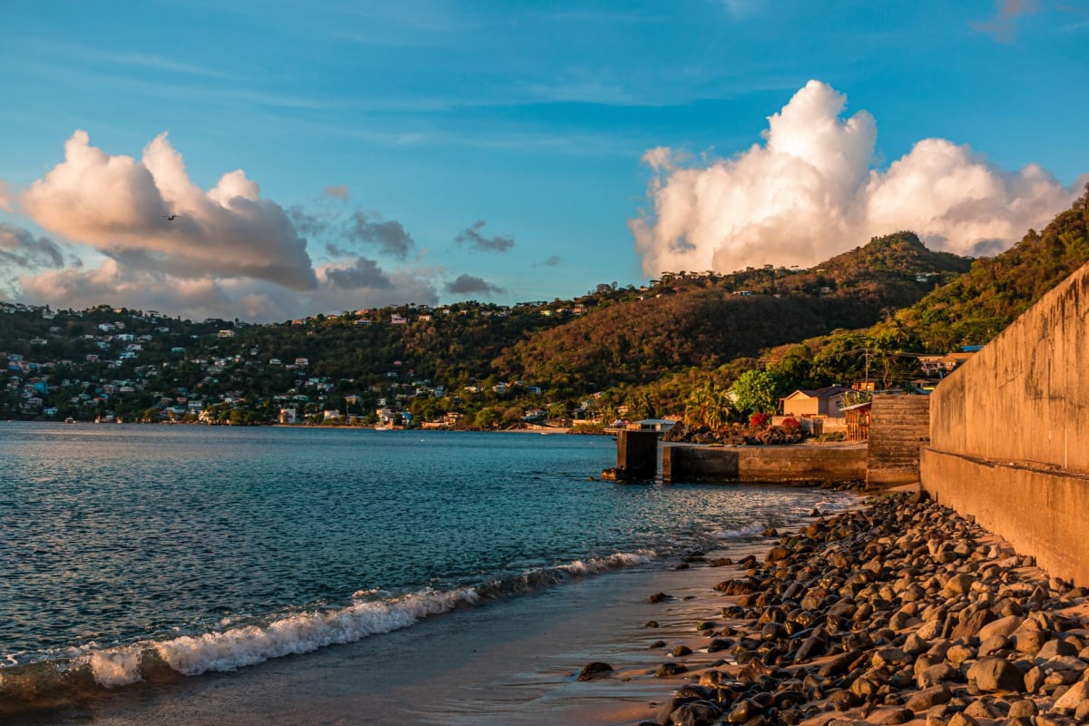 Des plongeurs en apnée flottant au-dessus du jardin sculpturale, les figures visibles en dessous à travers l'eau bleue claire