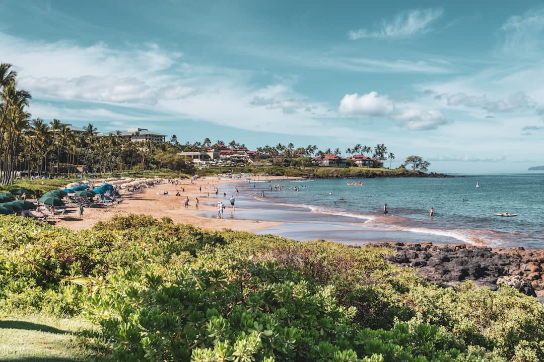 Un large tronçon de sable doré vide à Big Beach Makena, avec le cône de cendres volcanique de Puu Olai en arrière-plan