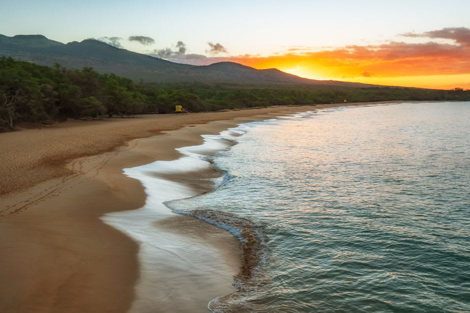 La pointe rocheuse de lave de Puu Olai séparant Big Beach de Little Beach à Makena, Maui