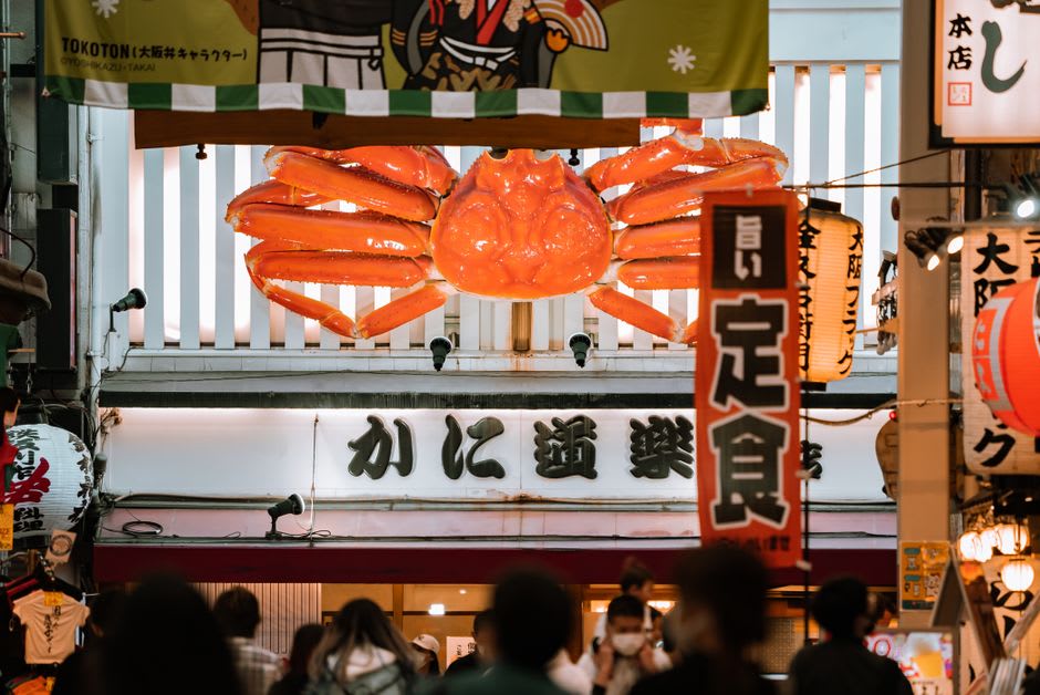 Un bol de kani-don, chair de crabe fraîche empilée sur du riz, servi à un étal près du port à Nemuro