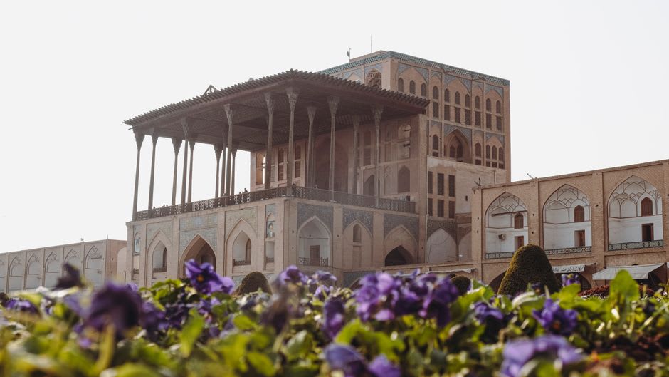 Nichos ornamentados tallados en formas de jarrones e instrumentos que recorren las paredes del salón de música en lo alto del palacio de Ali Qapu