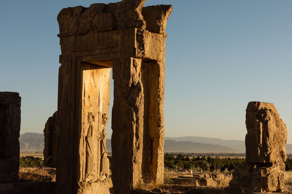 Los restos circulares erosionados de la estructura del templo del fuego en la cima de la colina de Atashgah