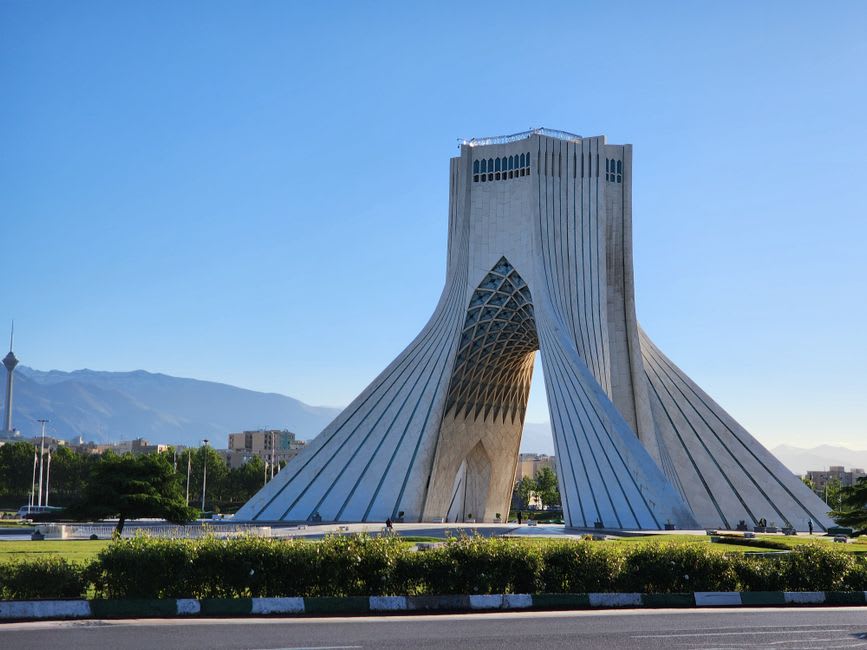 Las curvas de mármol blanco de la torre Azadi captando la luz dorada del atardecer en el oeste de Teherán