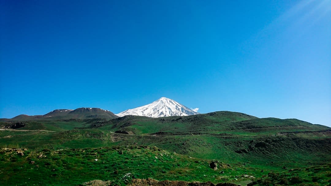 Plateformes de maison de thé au fil de l'eau construites directement au-dessus d'un ruisseau de montagne tumultueux à Darakeh