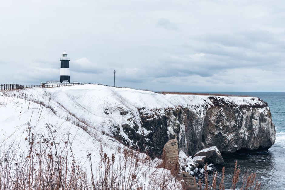 La vista desde la plataforma de observación del monte Tento sobre Abashiri, el mar de Ojotsk blanco y congelado extendiéndose más allá del pequeño pueblo cubierto de nieve